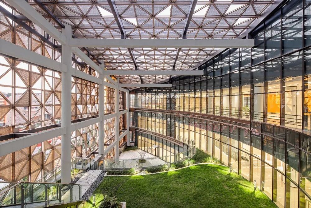 ▲ 空中庭院層層跌落，營造宜人的室外讀書和休憩環(huán)境