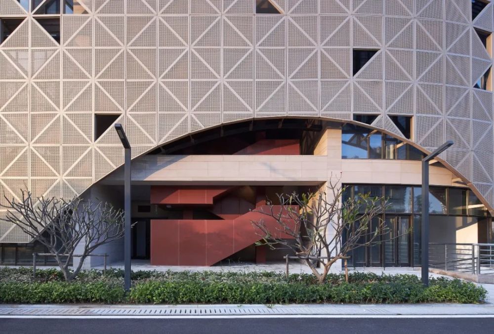 ▲ 南側(cè)核心筒半露在臺階旁