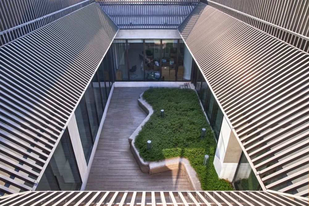 ▲ 頂層小院，為辦公區(qū)服務(wù)