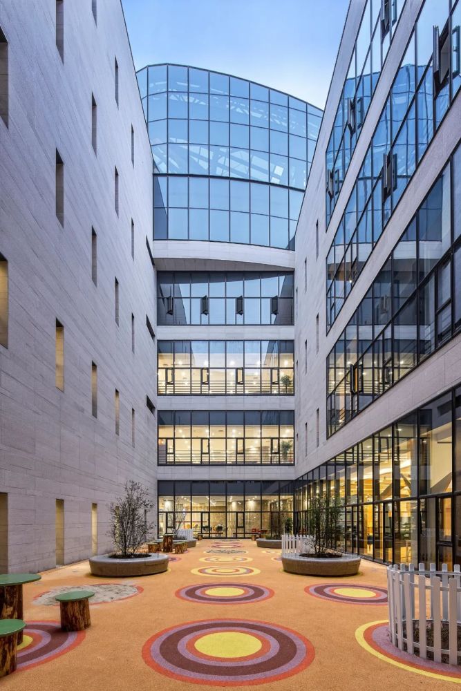 彩虹糖顏色的內(nèi)院，讓兒童得以游樂