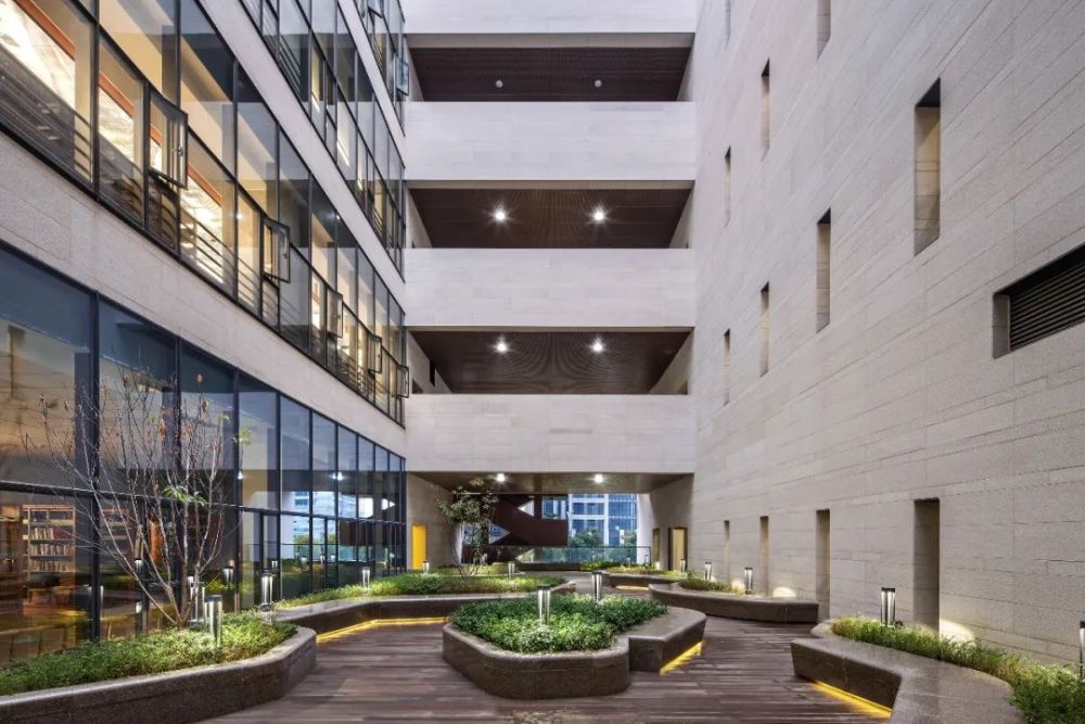 ▲ 自然形態(tài)的內(nèi)院，提供休憩空間