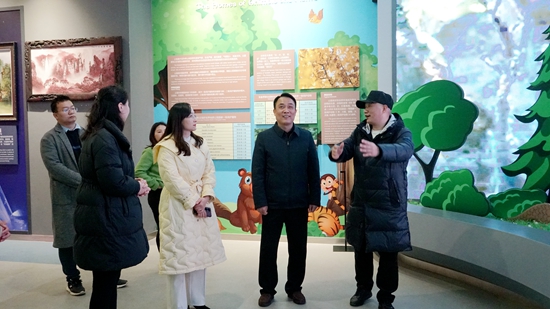 武陵源區(qū)人民政府副區(qū)長(zhǎng)唐利民帶隊(duì)到張家界世界地質(zhì)公園博物館調(diào)研