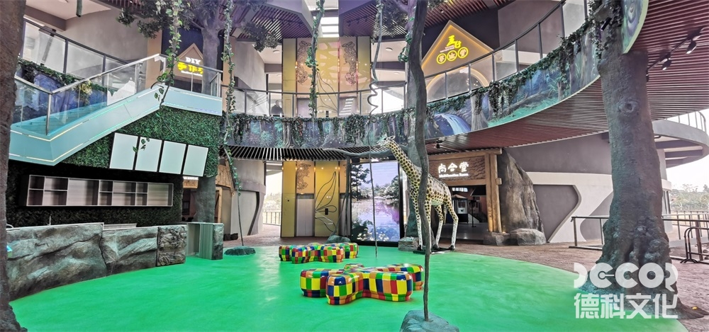 文化展館設(shè)計(jì)中，如何利用展示方式和裝置來展示不同文化的美學(xué)和審美特點(diǎn)？