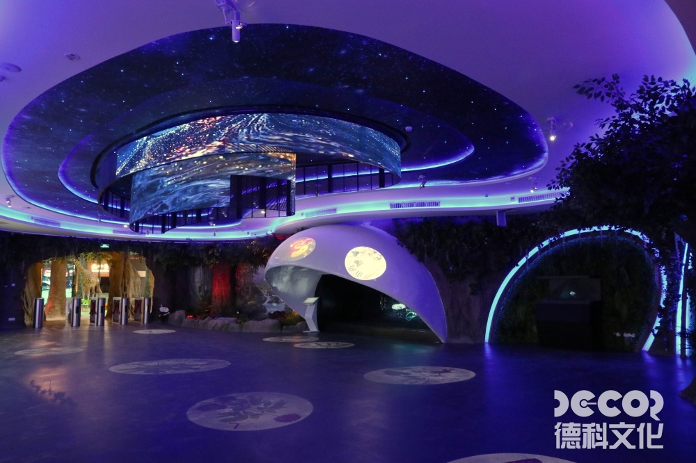 文化展館設(shè)計(jì)中，如何利用展示區(qū)域的燈光和音效來創(chuàng)造戲劇性的展覽效果？