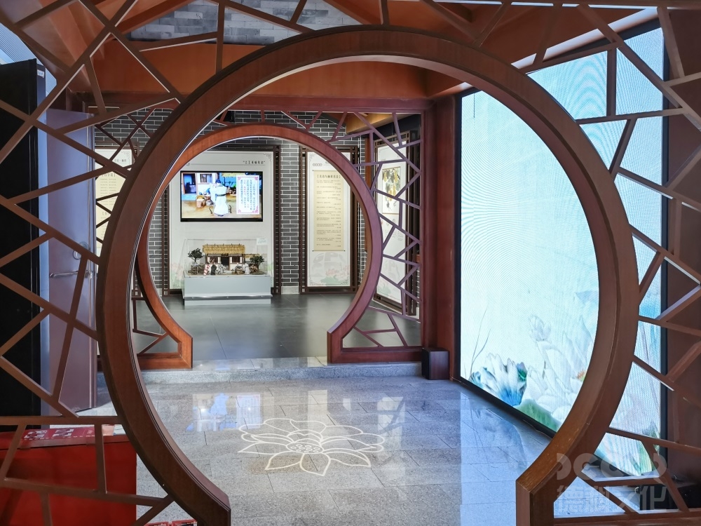 初心的門扉：黨建展廳設(shè)計的入口視覺焦點的精神建構(gòu)